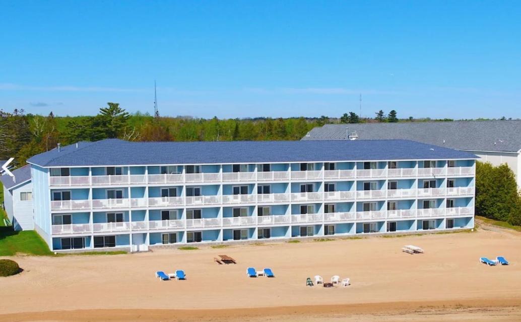Great Mackinaw Beachfront Hotel ماكيناو سيتي المظهر الخارجي الصورة
